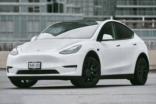 Tesla giới thiệu rơ-mooc thu năng lượng mặt trời, trang bị bộ thu tín hiệu internet vệ tinh Starlink