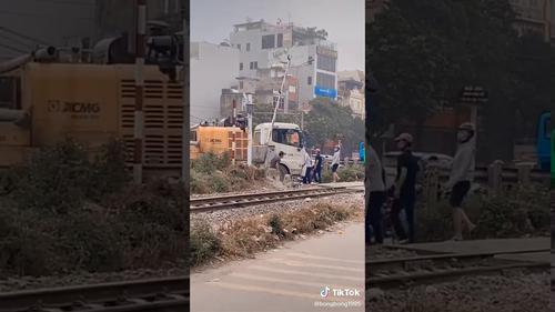 Xe tải đang băng qua đường rây thì chết máy và cái kết...