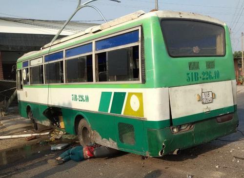 Xe buýt mất phanh, đâm vào dải phân cách và va chạm 2 xe máy khiến đội phó phường Gia Lộc tử vong