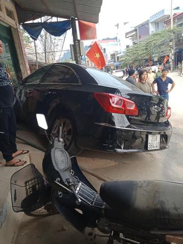 Ô tô vượt ẩu, lấn làn va chạm xe máy khiến 2 bố con bị hất văng tử vong tại chỗ