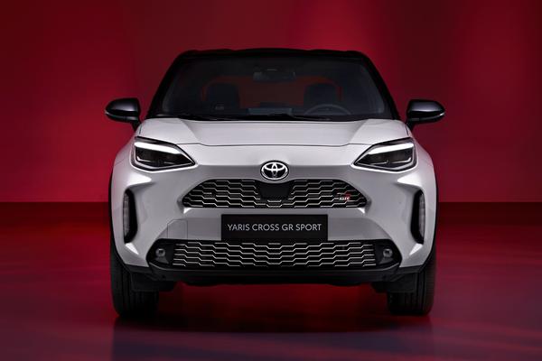 Cận cảnh Toyota Yaris Cross GR Sport vừa cập bến châu Âu