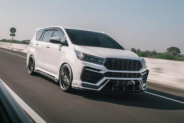 Chủ xe Toyota Innova độ ngoại hình Lamborghini Urus tạo cảm giác mới lạ