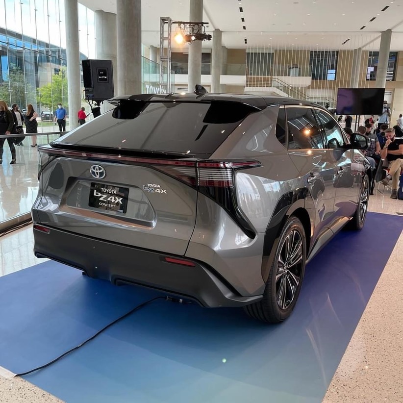 Ảnh thực tế toyota bZ4X thiết kế rất tương lai