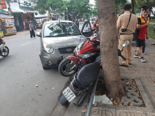 Ô tô mất lái gây ra vụ tai nạn liên tiếp khiến 4 xe máy hư hỏng nặng, 2 người bị thương đi cấp cứu
