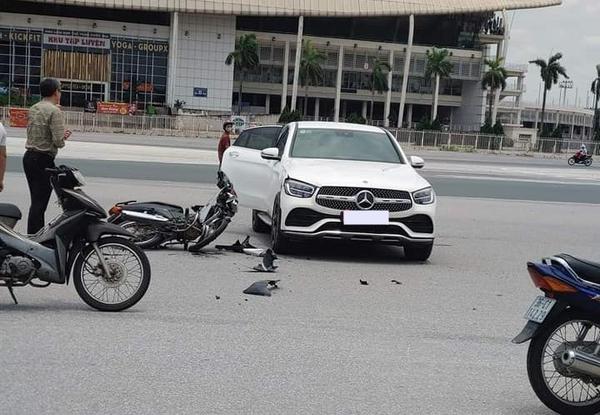 Nam shipper lái xe máy tông trúng Mercedes-Benz GLC 300 4Matic Coupe trước cửa sân vận động Mỹ Đình