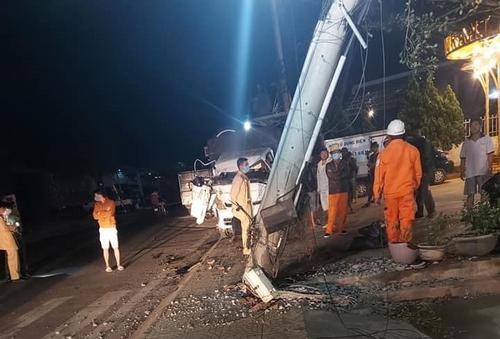 Xe tải mất lái, lao lên vỉa hè rồi tông đổ cột điện khiến cả khu vực bị mất điện hơn 1 tiếng đồng hồ
