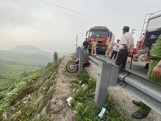 Thanh niên lái xe máy, đâm vào dải ta-luy rồi rơi xuống vực khoảng 20m tại đèo Hải Vân