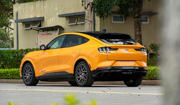 Cận cảnh SUV chạy điện Ford Mustang Mach-E GT đầu tiên tại Việt Nam