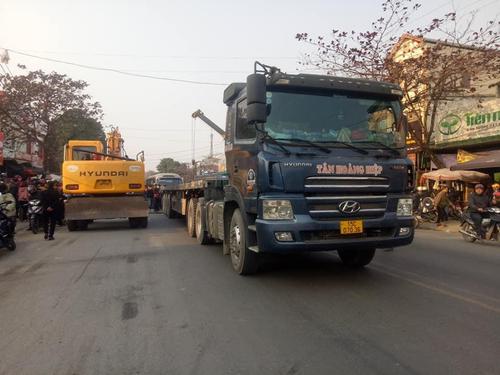 Va chạm liên hoàn giữa xe khách, ô tô và xe đầu kéo khiến 4 người bị thương, chiếc ô tô bị vò nát