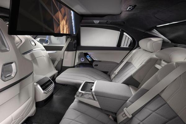 BMW 7-Series First Edition mở bán tại Nhật Bản với số lượng giới hạn