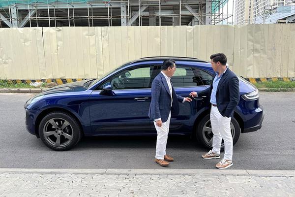 Nhà thiết kế Thái Công cùng "tình trẻ" kém 17 tuổi rước Porsche Cayenne 2022