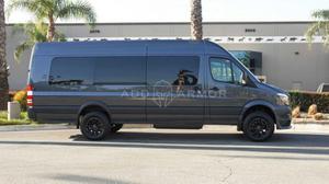 Mercedes-Benz Sprinter được hãng độ AddAromor trang bị một số tính năng phòng vệ