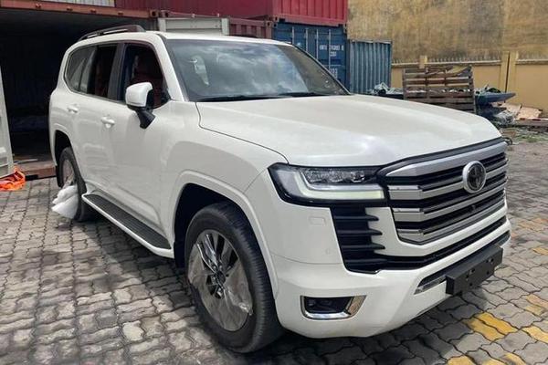 Toyota Land Cruiser LC300 bản độ MBS về Việt Nam giá hơn 7 tỷ đồng