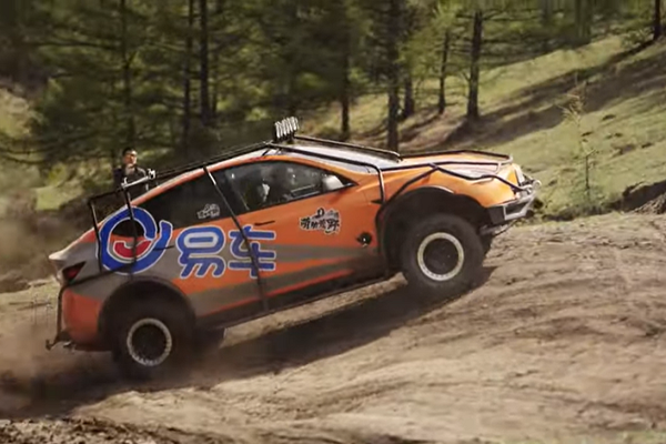 Độc đáo với Tesla Model Y bản độ off-road vượt sa mạc