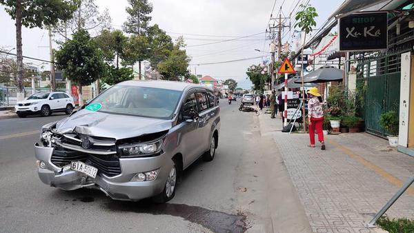 Ô tô Toyota Innova lao sang làn đường ngược chiều, tông vào xe máy khiến 2 người thương vong