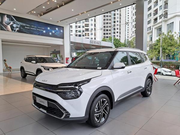 Kia Carens máy tăng áp tiếp tục giảm giá 50 triệu đồng, quyết đấu với Xpander và Veloz Cross