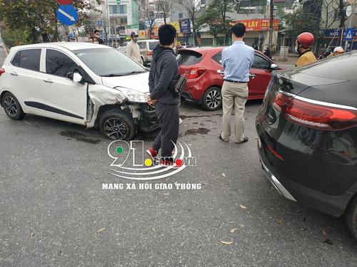 Nữ tài xế lái Toyota Camry tông liên hoàn vào 4 chiếc ô tô tại Hà Nội khiến nhiều người hốt hoảng