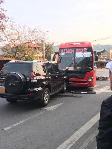 Xe buýt va chạm liên hoàn với ô tô và xe máy khiến 3 người bị thương