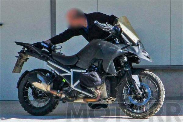 BMW R 1300 GS sẽ được nhà sản xuất trang bị thêm chi tiết ga tự động và cảnh báo điểm mù