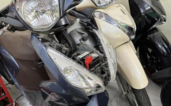 Xe máy nào có ắc quy ở đầu xe giống với xe bị cháy ở Khương Hạ?