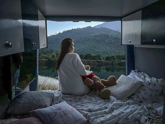 Ngọc Trinh giản dị bên chiếc Mobihome hơn 2 tỷ đồng mới sắm