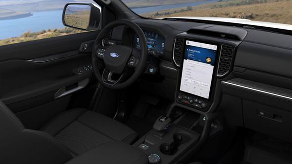 Ford Everest 2023 vừa ra mắt đã khan hàng, không tránh khỏi tình trạng "bia kèm lạc"