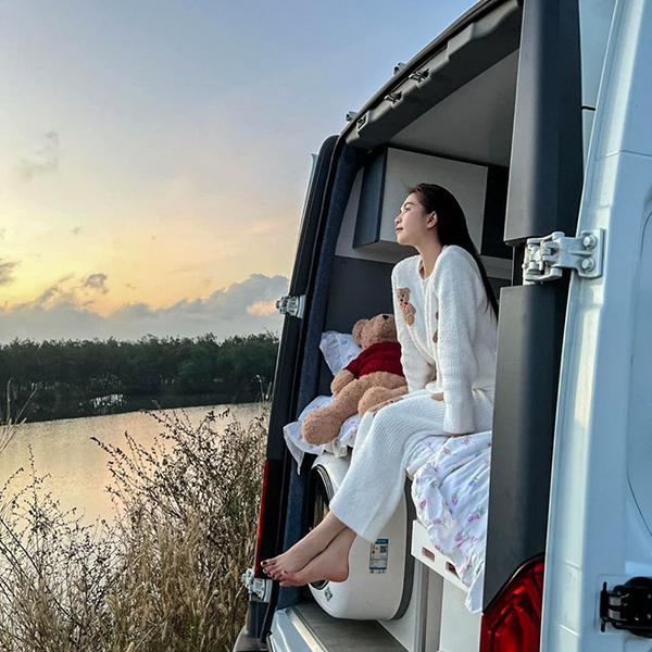 Ngọc Trinh giản dị bên chiếc Mobihome hơn 2 tỷ đồng mới sắm