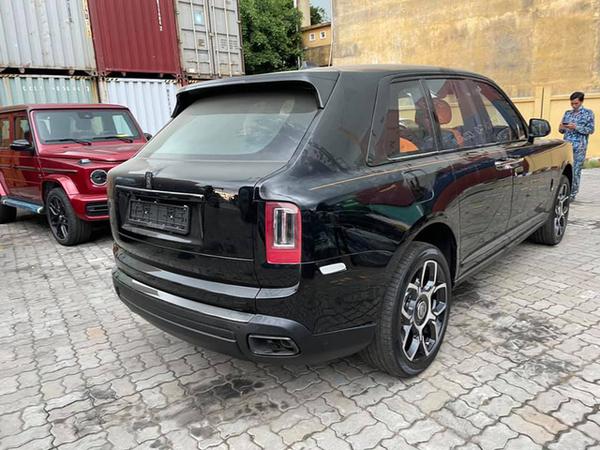 Rolls-Royce Cullinan Black Badge thứ 3 tại Việt Nam, sở hữu khoang nội thất độc đáo