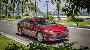 Toyota Camry tung doanh số bán hàng khủng dù không giảm giá khiến các đổi thủ e dè