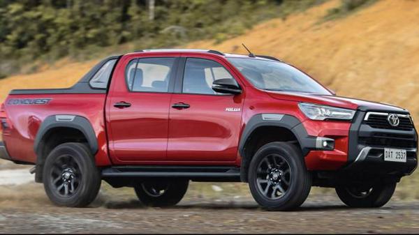 Toyota Hilux 2022 ra mắt, bổ sung trang bị đồng thời tăng giá bán