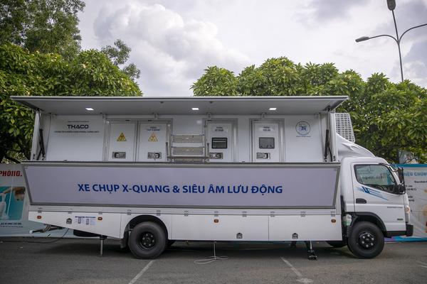 THACO gửi tặng xe Y tế lưu động hỗ trợ điều trị COVID-19 tại TP.HCM