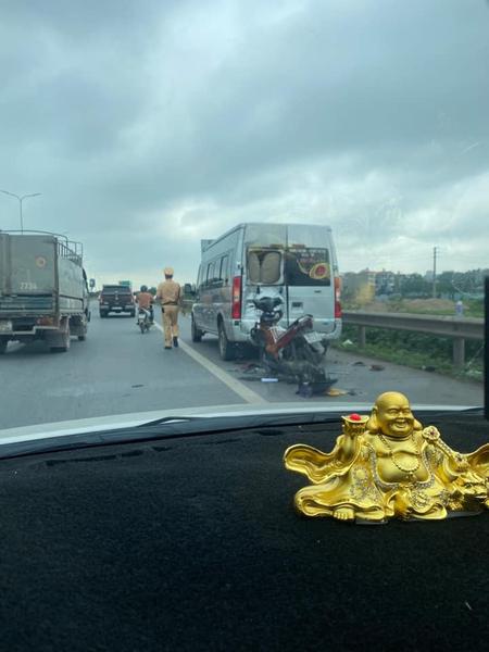 Xe máy tông vào ô tô 16 chỗ đang đỗ trên cao tốc Hà Nội - Bắc Giang, người đàn ông bị thương nặng đi cấp cứu
