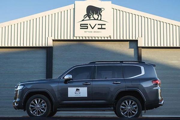 Toyota Land Cruiser 2022 bản độ bọc thép, bất chấp cả súng trường