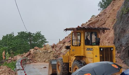 Cấm xe lưu thông để nổ mìn phá đá khu vực QL46B, Rú Nguộc chống sạt lở