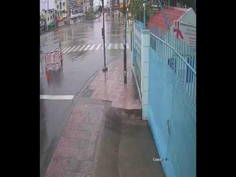 Ô tô vượt đèn đỏ, tông lật xe cấp cứu khiến 1 người nguy kịch tại Tp. Hồ Chí Minh