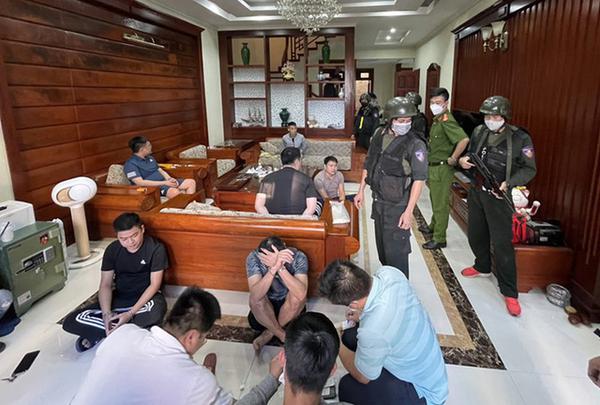 2 chiếc xe sang Mercedes-Maybach bị thu giữ trong đường dây đánh bạc gần 14 nghìn tỷ đồng