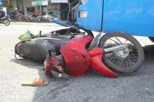 4 xe máy bị xe khách tông ngã khi dừng lại chờ đoàn xe tang
