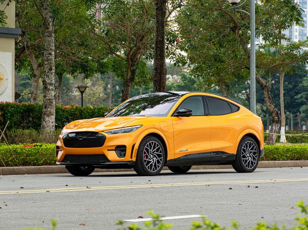 Cận cảnh SUV chạy điện Ford Mustang Mach-E GT đầu tiên tại Việt Nam
