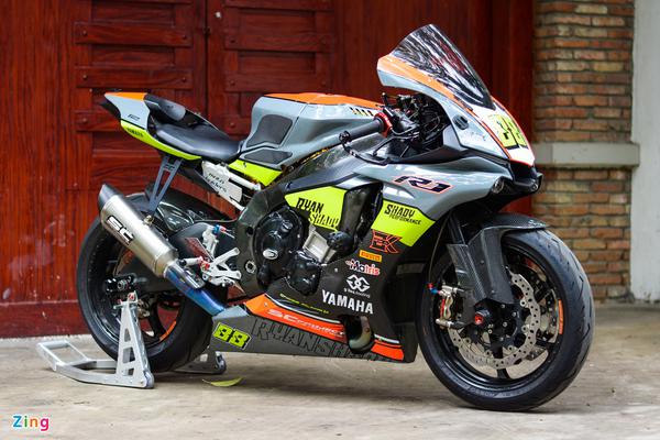 Hình ảnh mẫu xe Yamaha YZF-R1 cùng với dàn chi tiết phụ kiện có giá trị lên đến 500 triệu đồng