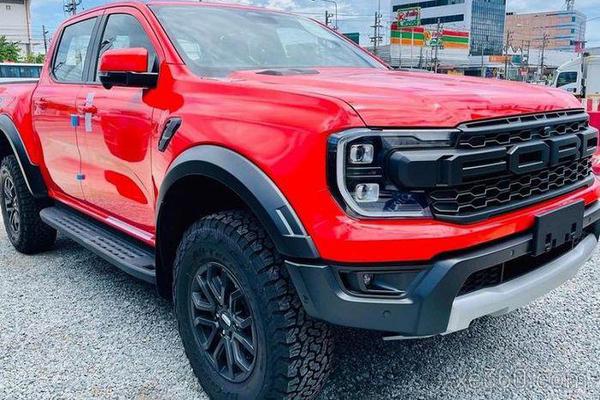 Ford Ranger Raptor bản V6 có giá trên 1.5 tỷ tại Việt Nam