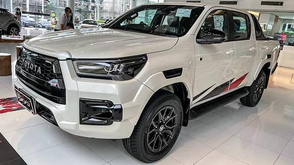 Toyota Hilux GR Sport phiên bản thể thao cao cấp mới với giá 900 triệu đồng