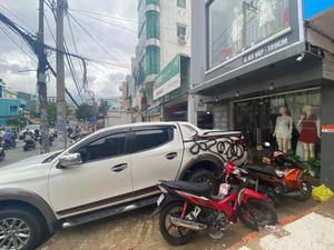 Đổ xe 10 phút chắn lối cửa hàng thời trang, xe bị xịt sơn đen nham nhở