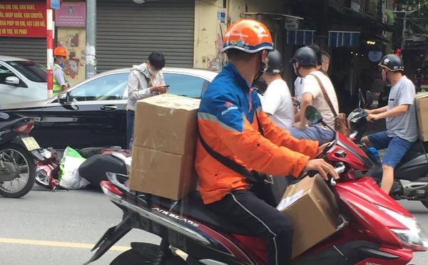 Thanh niên vừa lái xe vừa bấm điện thoại, tông trúng Mercedes-Maybach S-Class tại Hà Nội