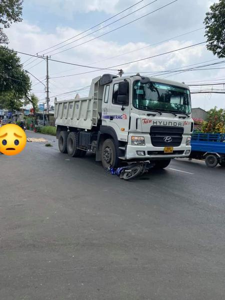 Luồn lách giữa xe ben và xe tải, người đàn ông điều khiển xe máy bị xe ben cán tử vong tại chỗ