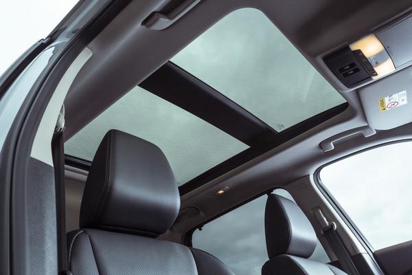 Nissan X-Trail bị dột nước vì hở cửa sổ trời