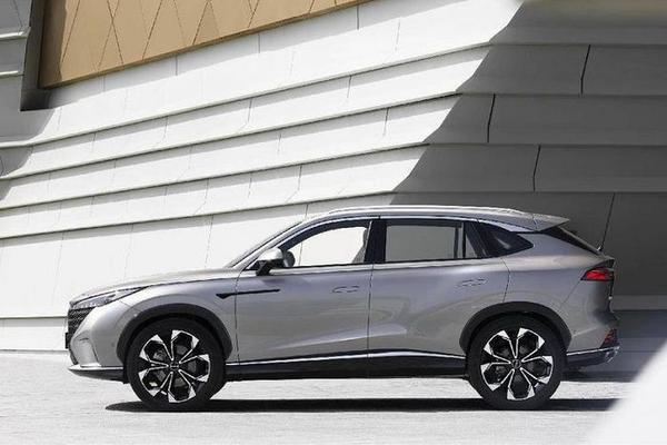 SUV Trung Quốc Roewe RX5 2022 sở hữu màn hình trượt trên táp-lô đầu tiên trên thế giới