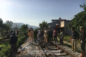 Người đàn ông tử vong tại chỗ khi dừng xe nghe điện thoại ngay đường ray tàu hỏa