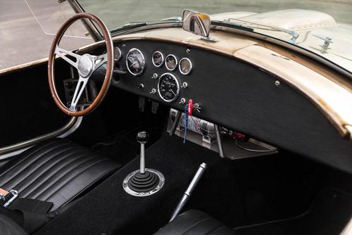 Ngắm siêu phẩm SHELBY COBRA 1965 với thân vỏ hoàn toàn bằng đồng