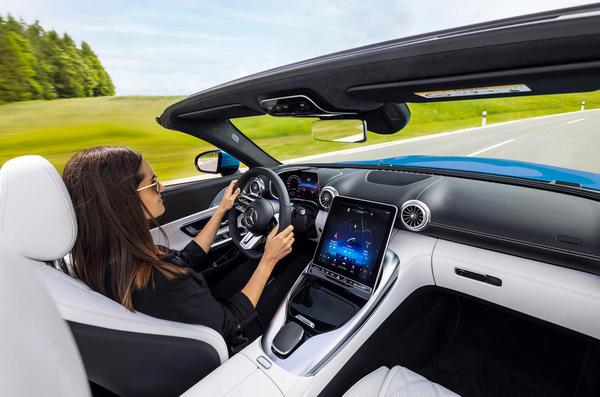 Bật mí khoang nội thất của Mercedes-AMG SL roadster sắp ra mắt