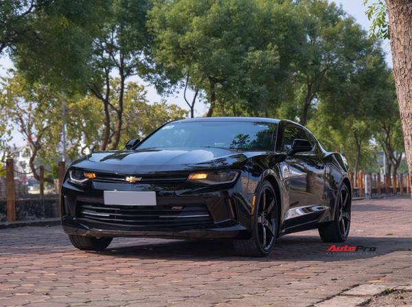 Chevrolet Camaro 6 năm tuổi với ngoại hình như mới được rao bán giá 2 tỷ đồng